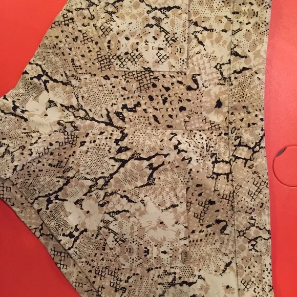 NWOT Spell & the Gypsy Collective Aloha Python Shorts Size S - Picture 3 of 6